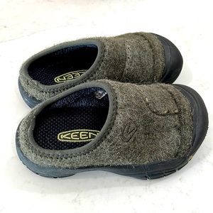 KEEN boys slip one - Size 10